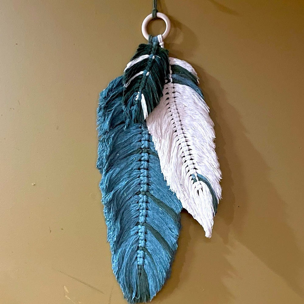Macramé feathers